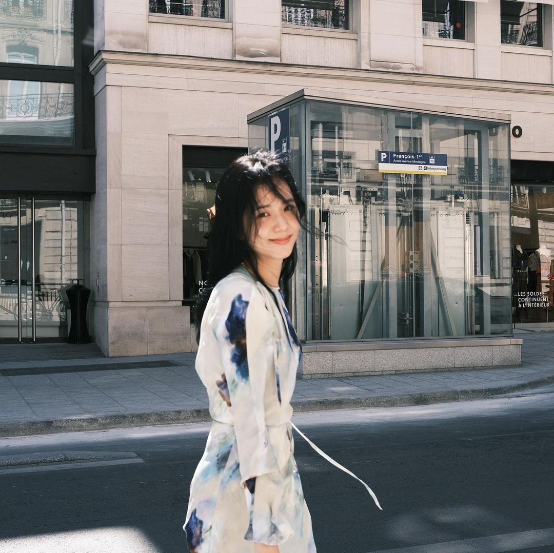 营造夏日气息不一定要穿得火辣,和Jisoo跟Lisa一样穿上印花裙打造度假风