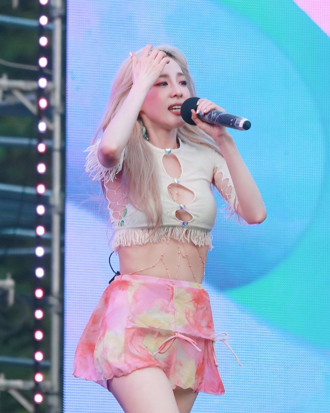 营造夏日气息不一定要穿得火辣,和Jisoo跟Lisa一样穿上印花裙打造度假风