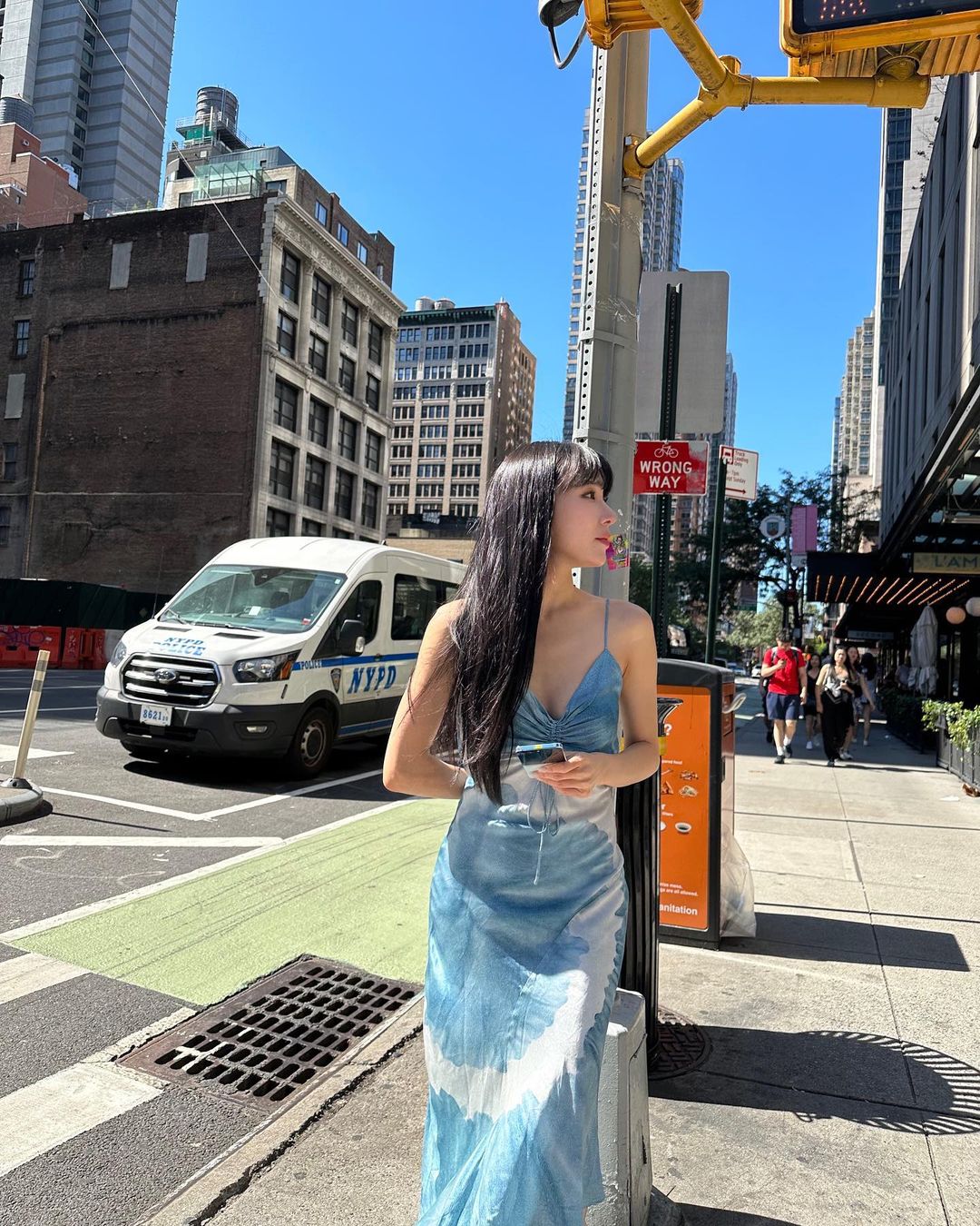 营造夏日气息不一定要穿得火辣,和Jisoo跟Lisa一样穿上印花裙打造度假风