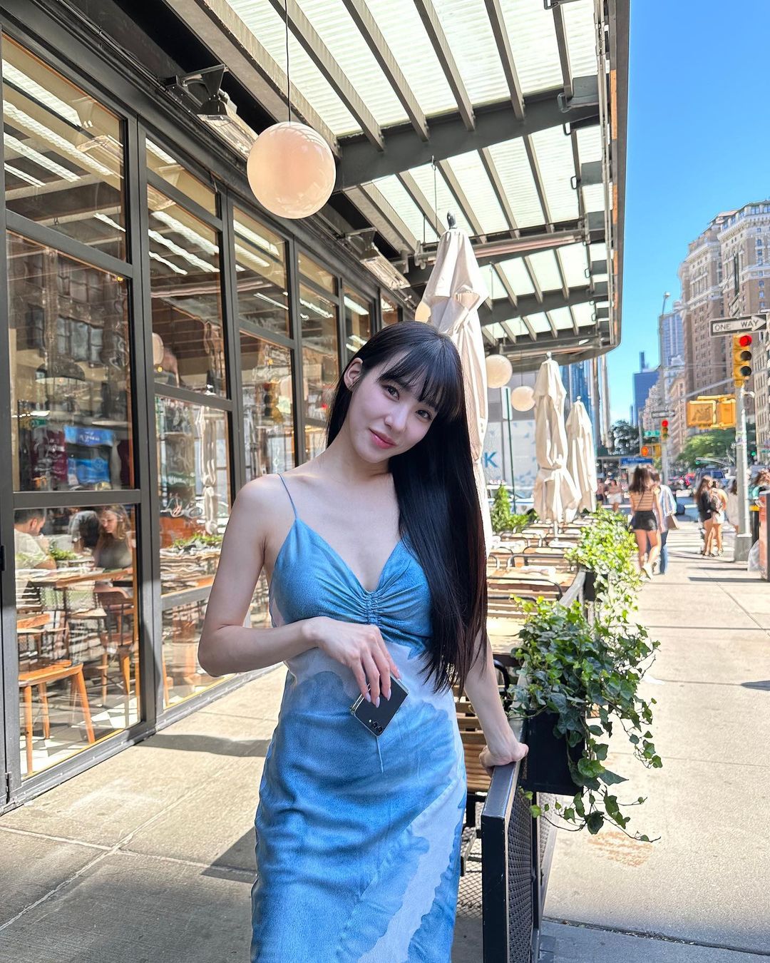 营造夏日气息不一定要穿得火辣,和Jisoo跟Lisa一样穿上印花裙打造度假风