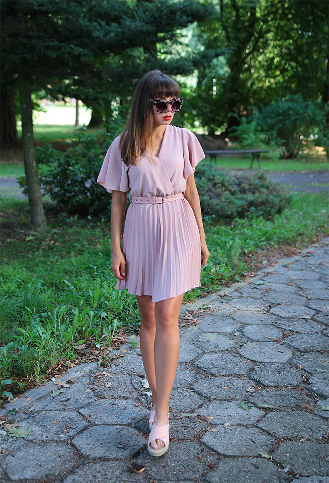 个子矮的女人穿衣搭配(个子矮的女生穿衣搭配)