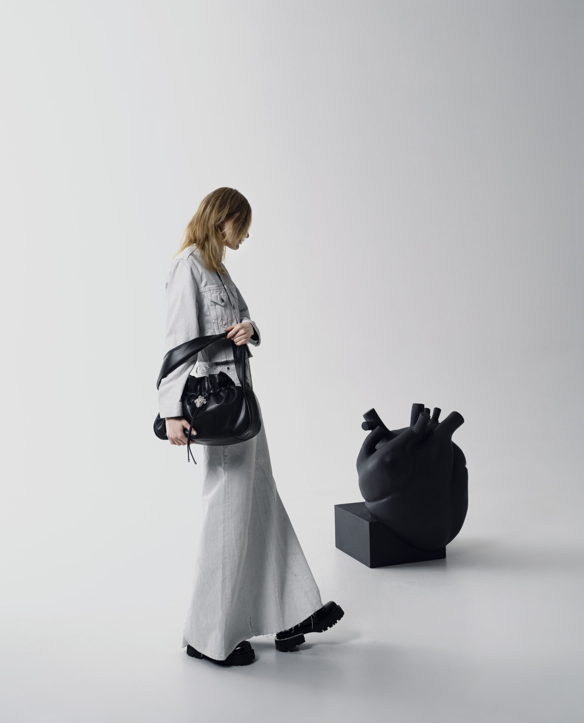 有谁比她更适合暗黑甜美风?韩韶禧为Charles & Keith 联名系列拍摄广告