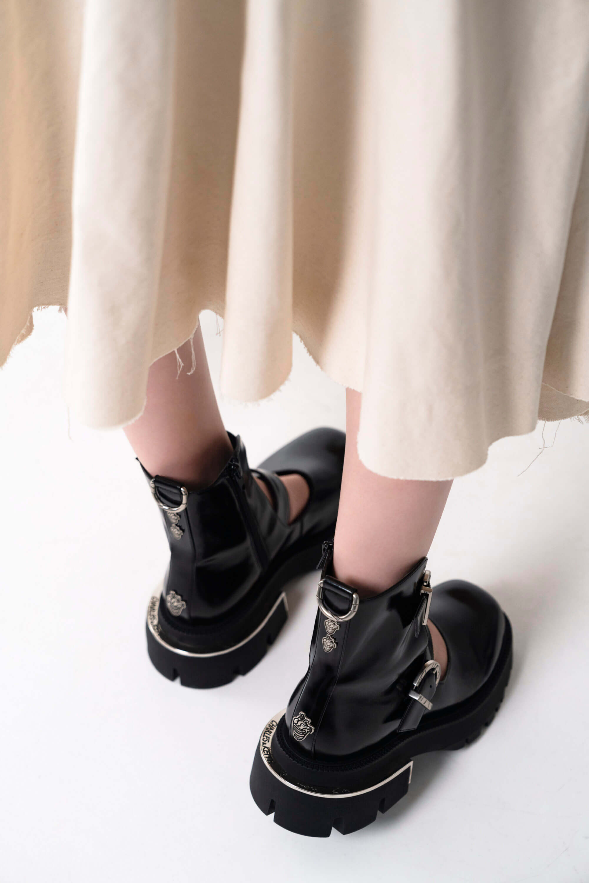 有谁比她更适合暗黑甜美风?韩韶禧为Charles & Keith 联名系列拍摄广告