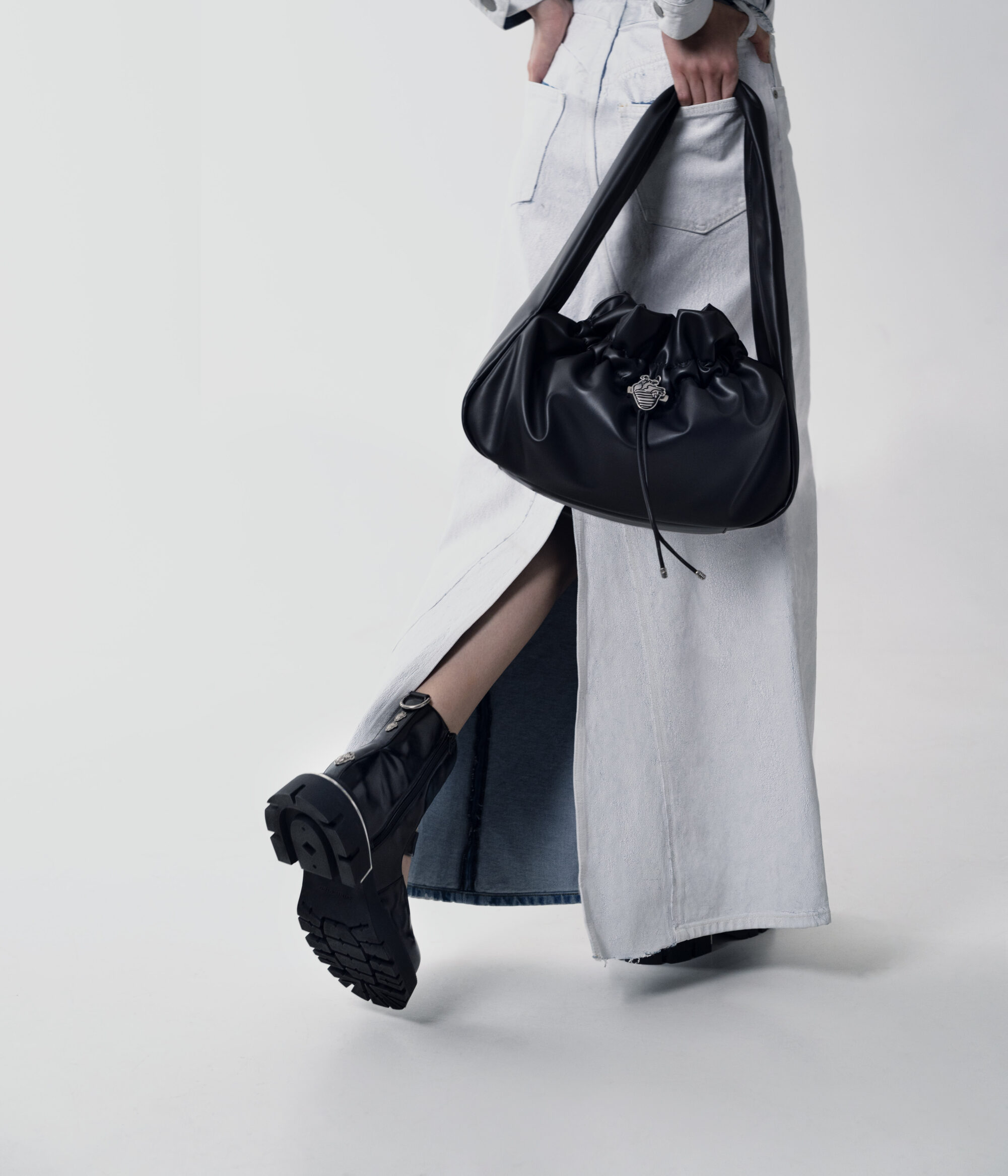 有谁比她更适合暗黑甜美风?韩韶禧为Charles & Keith 联名系列拍摄广告