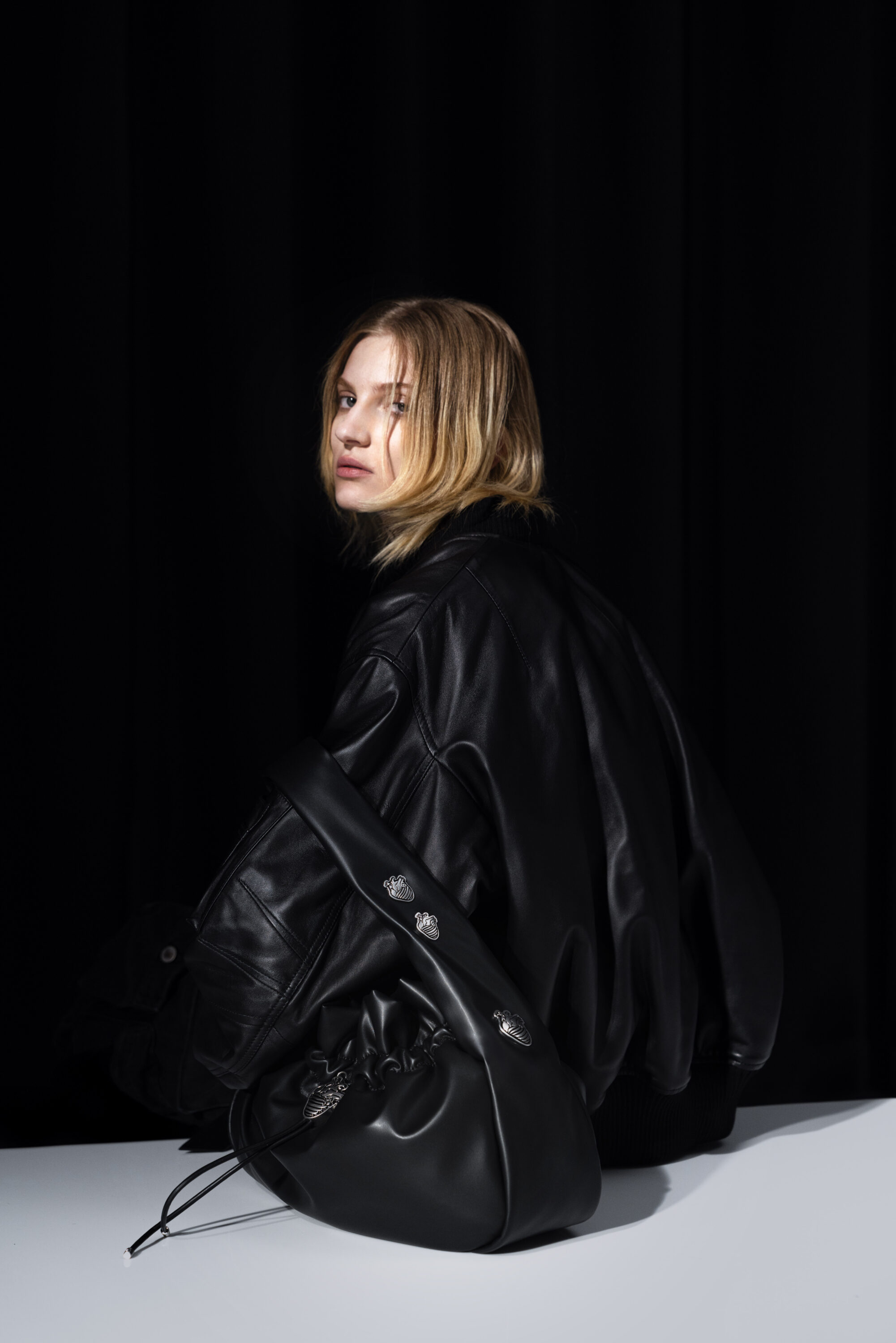 有谁比她更适合暗黑甜美风?韩韶禧为Charles & Keith 联名系列拍摄广告