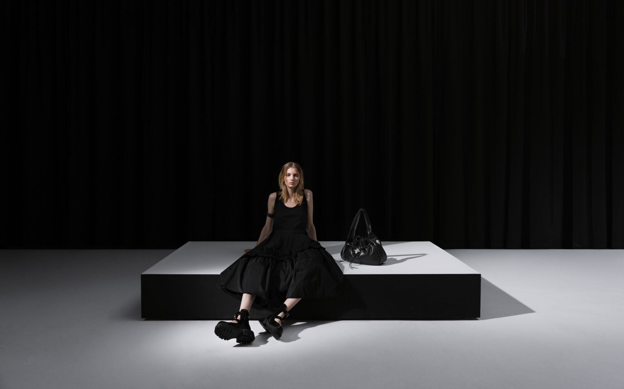 有谁比她更适合暗黑甜美风?韩韶禧为Charles & Keith 联名系列拍摄广告