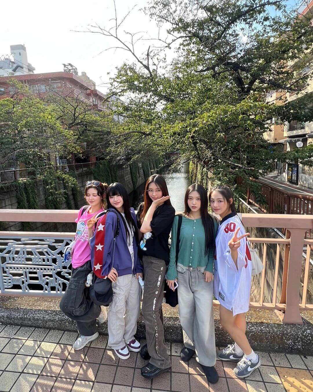 出游时青春元气,上班日又变回时髦精致女生,来看NewJeans最近两套穿搭
