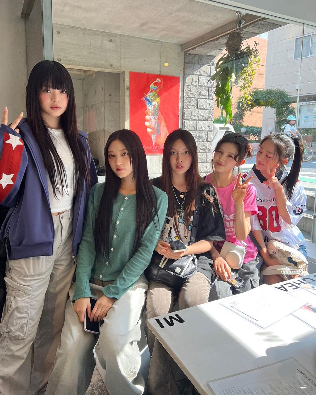 出游时青春元气,上班日又变回时髦精致女生,来看NewJeans最近两套穿搭