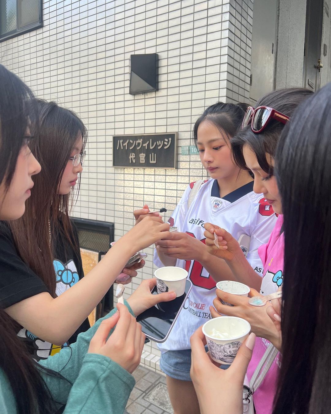出游时青春元气,上班日又变回时髦精致女生,来看NewJeans最近两套穿搭