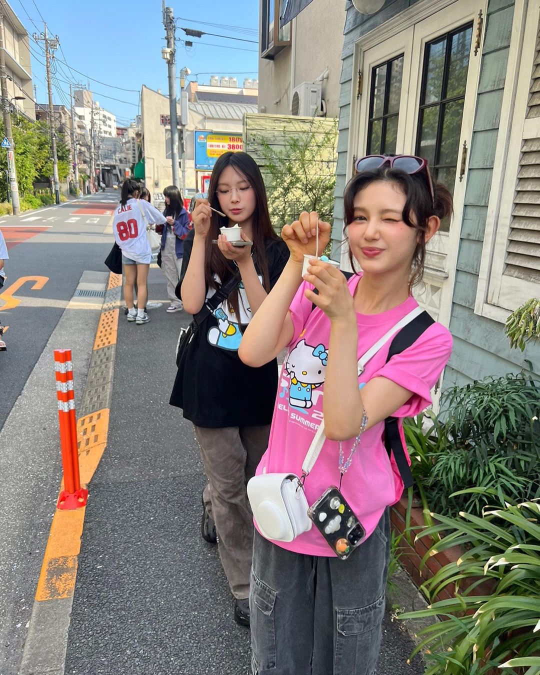 出游时青春元气,上班日又变回时髦精致女生,来看NewJeans最近两套穿搭