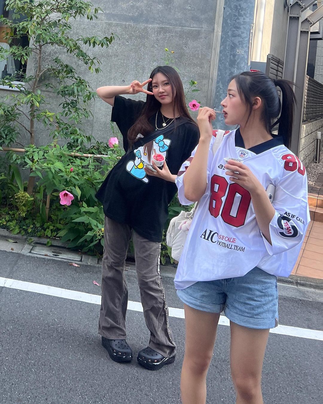 出游时青春元气,上班日又变回时髦精致女生,来看NewJeans最近两套穿搭