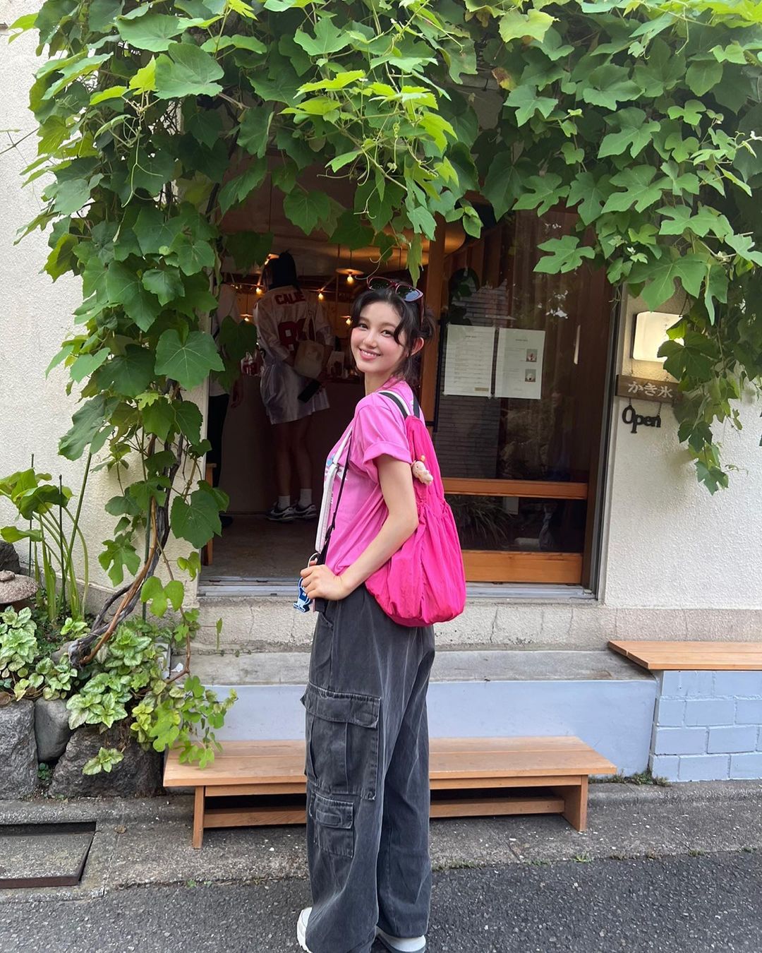 出游时青春元气,上班日又变回时髦精致女生,来看NewJeans最近两套穿搭