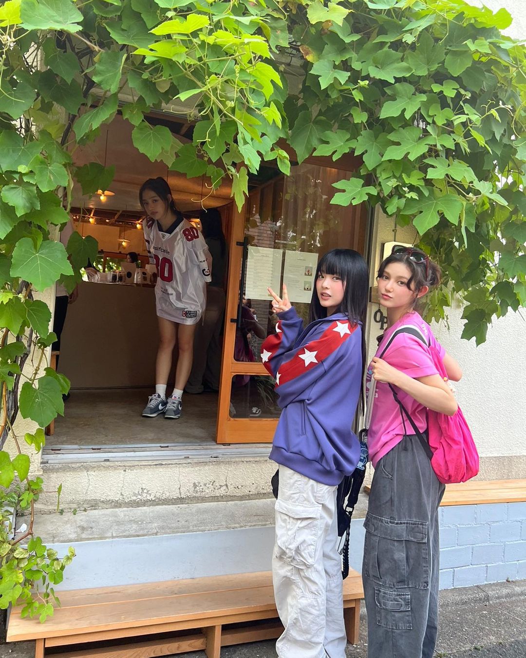 出游时青春元气,上班日又变回时髦精致女生,来看NewJeans最近两套穿搭