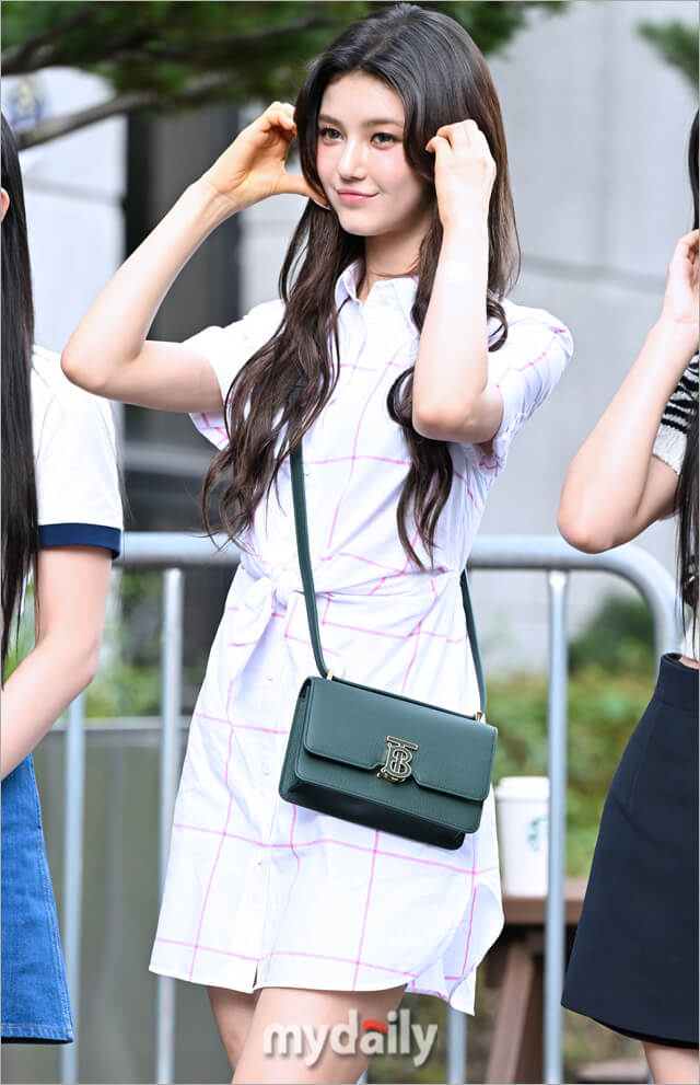 出游时青春元气,上班日又变回时髦精致女生,来看NewJeans最近两套穿搭