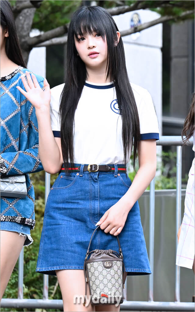 出游时青春元气,上班日又变回时髦精致女生,来看NewJeans最近两套穿搭