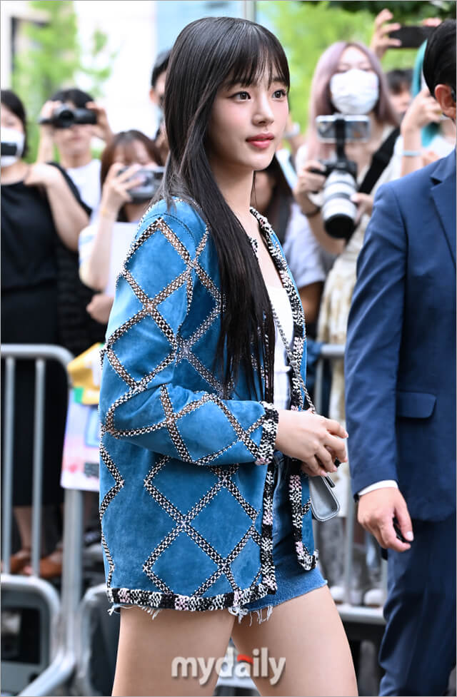 出游时青春元气,上班日又变回时髦精致女生,来看NewJeans最近两套穿搭