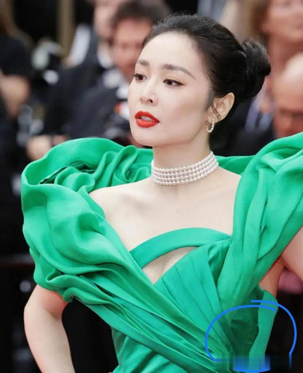 “大嫂”高叶代言写真露事业线！肤白貌美身材曼妙太性感