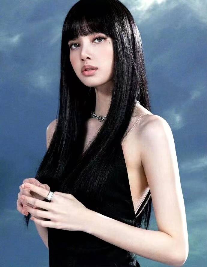 Lisa入驻2023亚洲名人堂晒泳装照！曼妙身材性感火辣-1