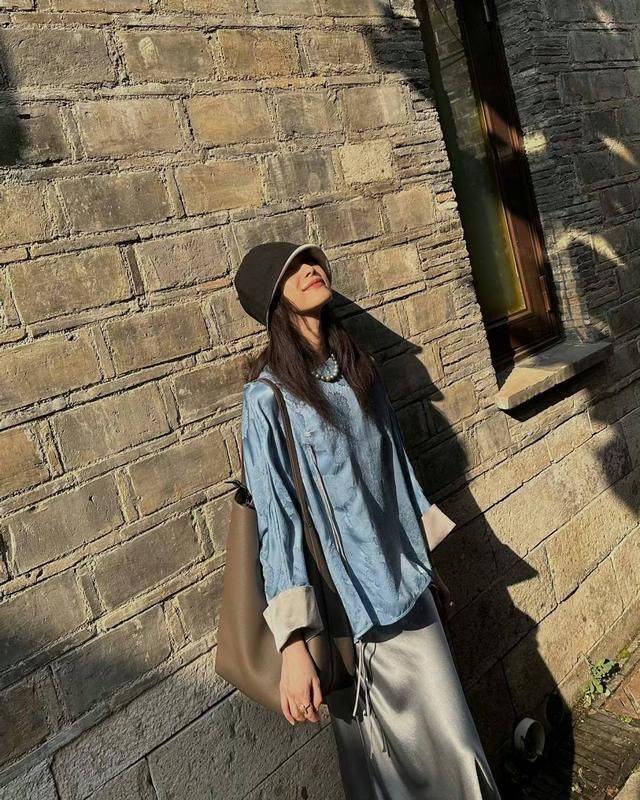 倪妮穿新中式上衣配“醋酸裙”,优雅迷人又贵气-3 倪妮穿新中式上衣配“醋酸裙”,优雅迷人又贵气