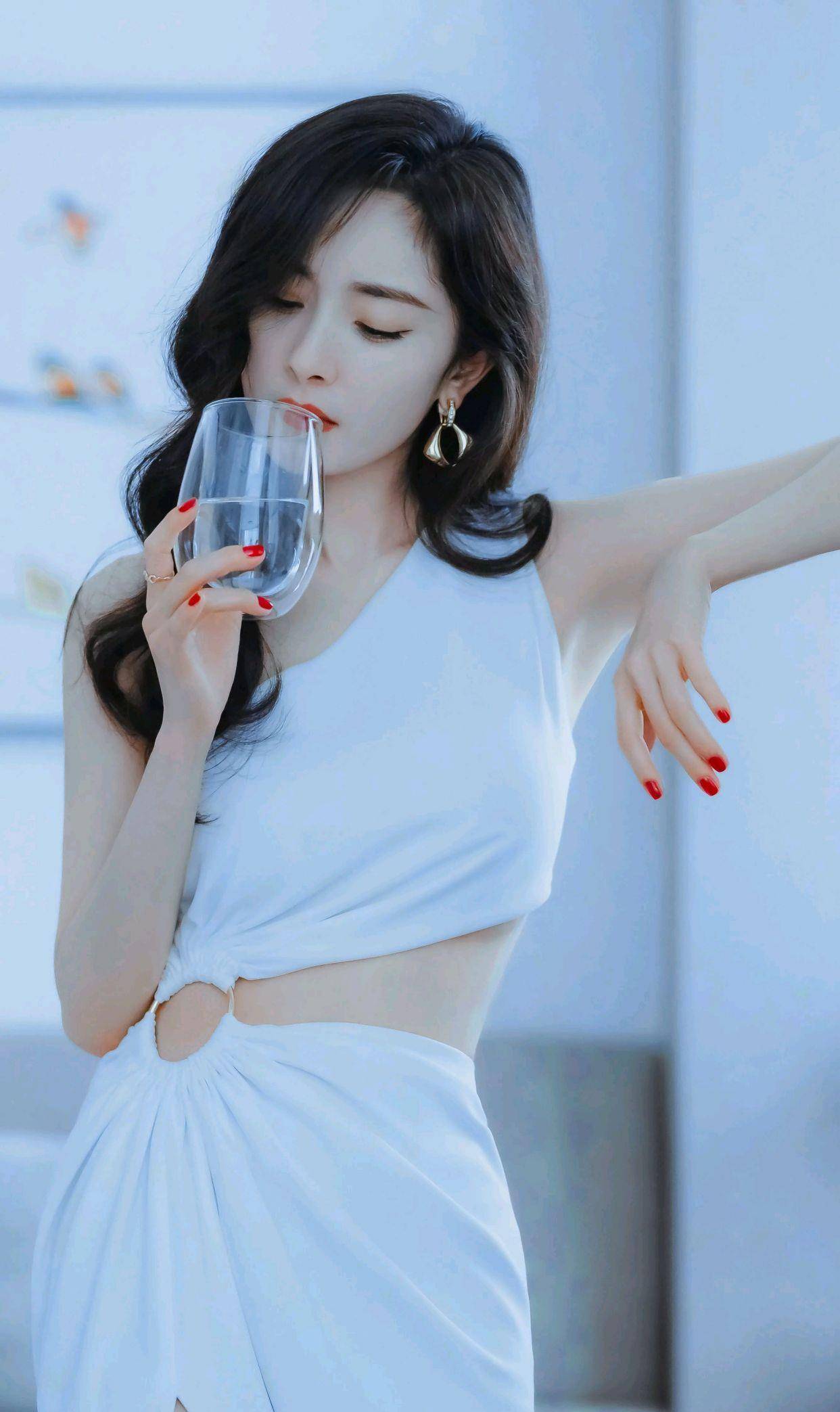 杨幂穿白色长裙显静谧之美！精致面容身材性感迷人