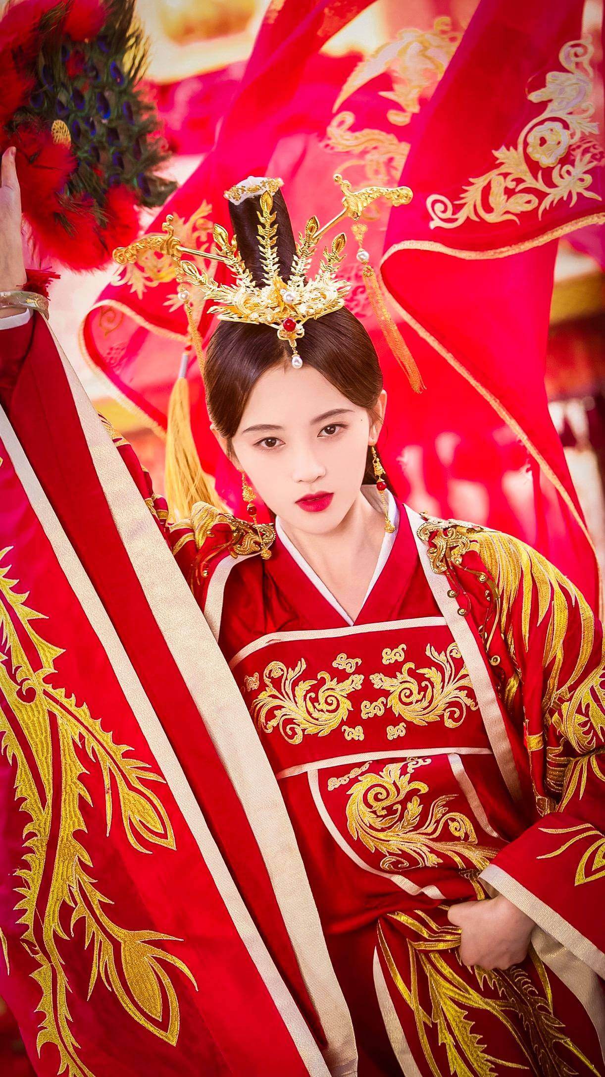 鞠婧祎最新造型穿红钻开叉黑裙露！露事业线性感迷人-5