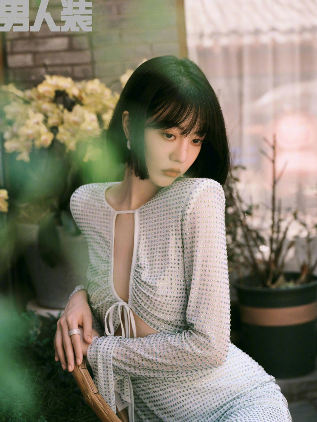 李溪芮《男人装》封面大秀长腿！性感妖艳美得让人窒息-8