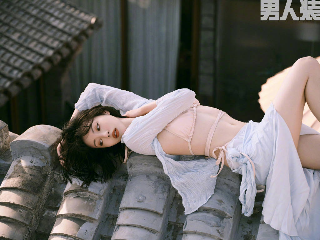 李溪芮《男人装》封面大秀长腿！性感妖艳美得让人窒息-3