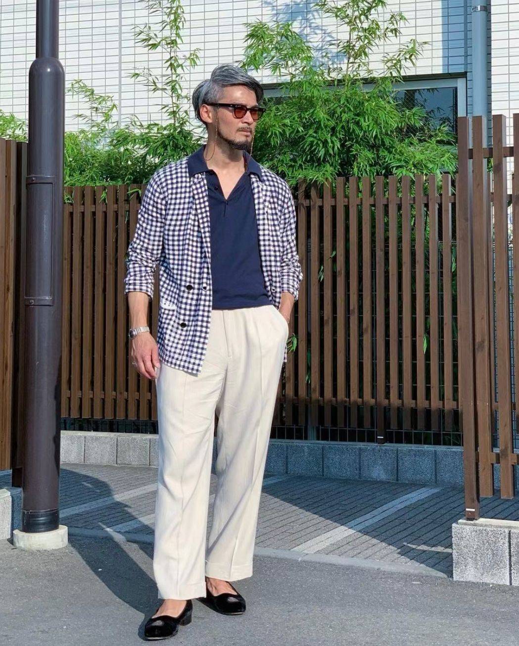 日本街拍：男了上了年纪衣穿素、裤穿松，时髦有型还能减龄-6