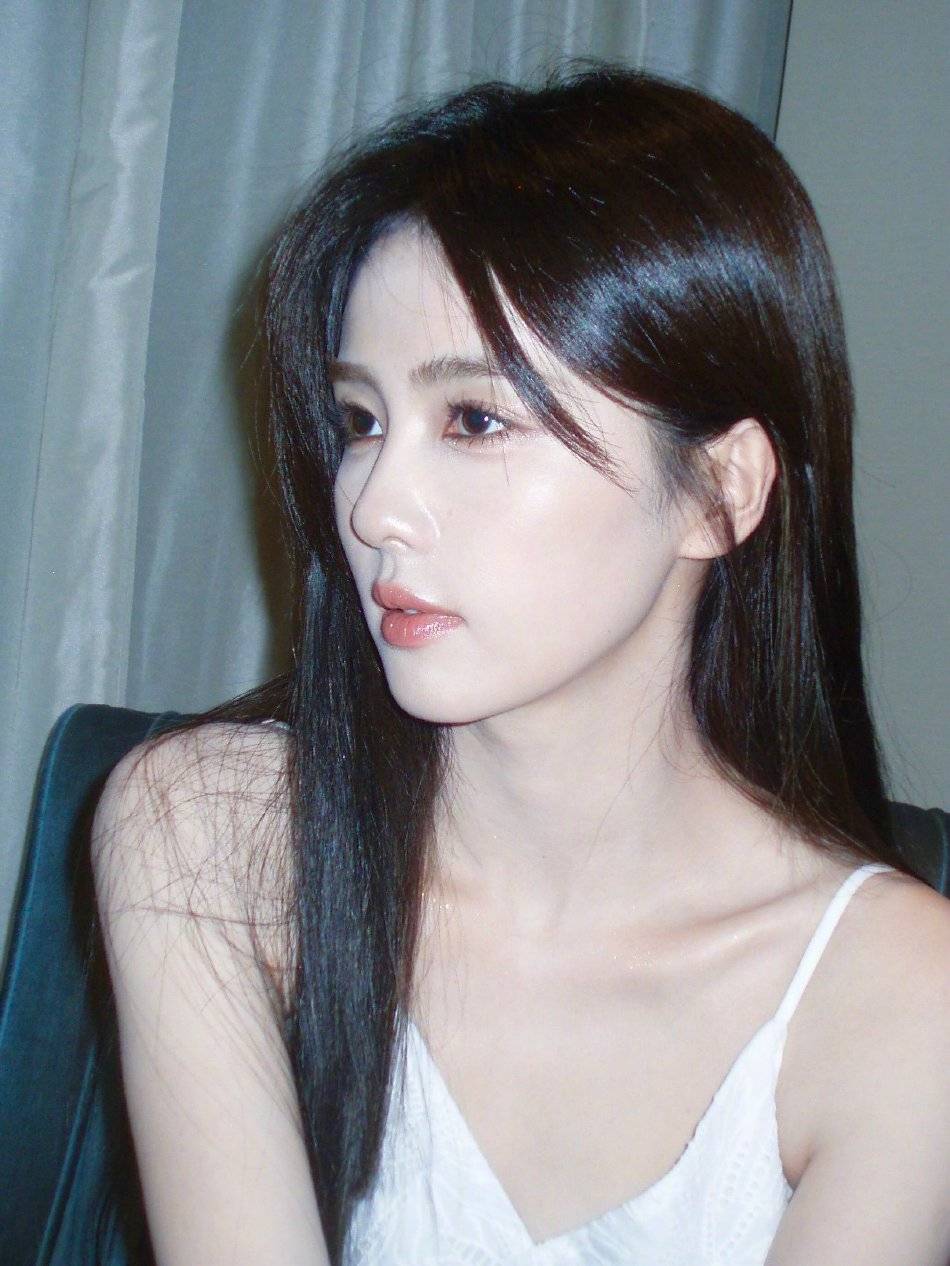 白鹿穿白色吊带裙又纯又欲！曼妙身材美爆了-1