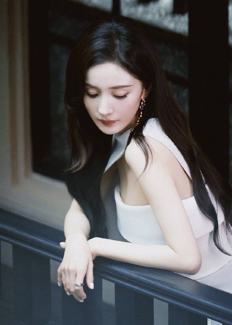 杨幂穿白色长裙显静谧之美！精致面容身材性感迷人