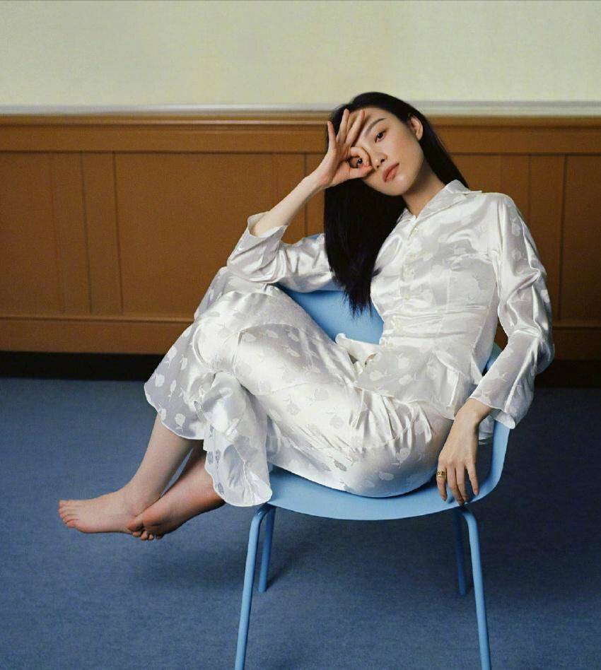 倪妮穿新中式上衣配“醋酸裙”,优雅迷人又贵气-8 倪妮穿新中式上衣配“醋酸裙”,优雅迷人又贵气