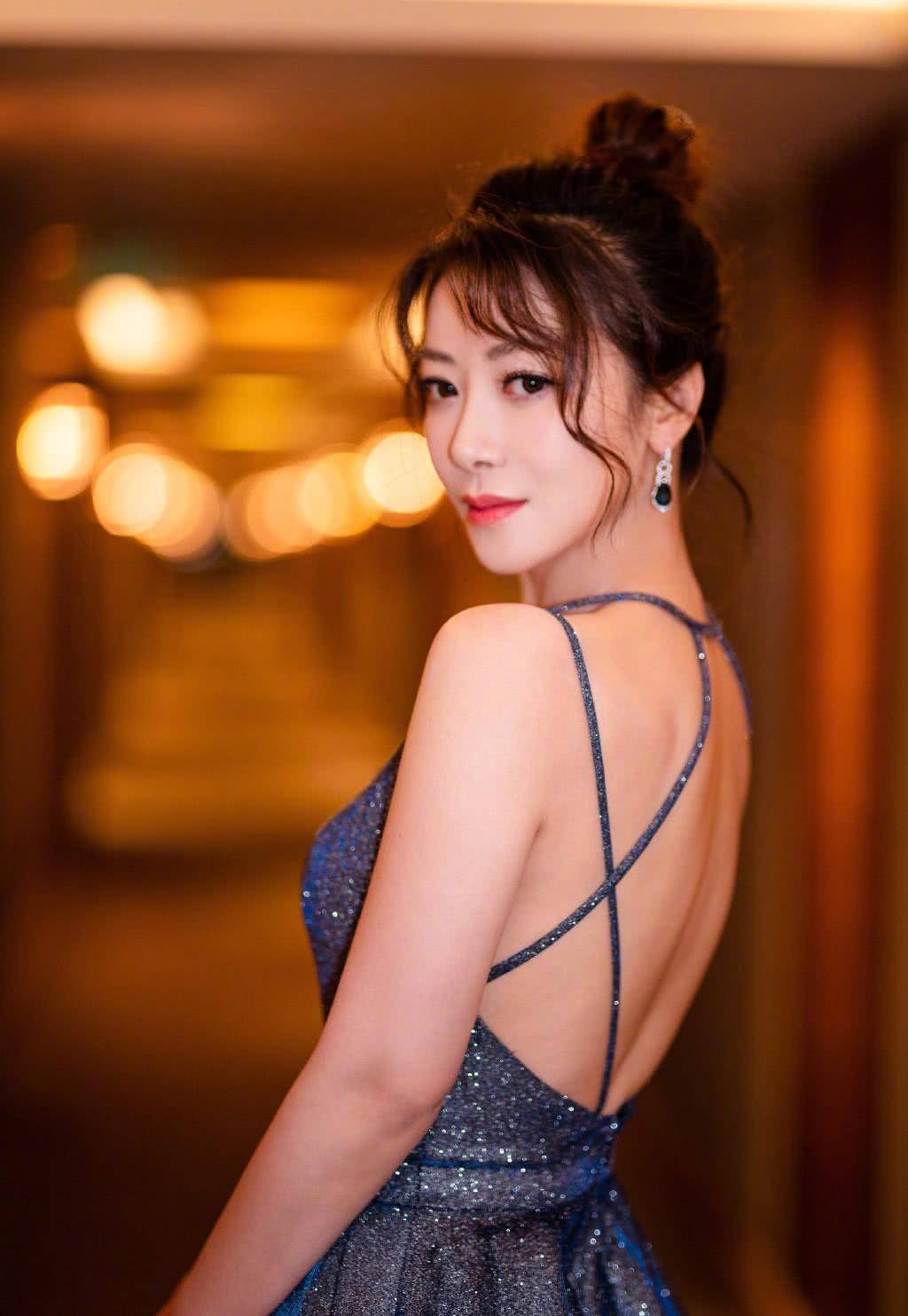 陈紫函穿紫色抹胸长裙露出事业线！魔鬼身材太性感火辣-8