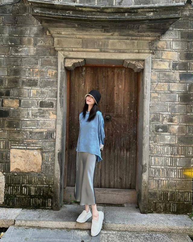 倪妮穿新中式上衣配“醋酸裙”,优雅迷人又贵气-4 倪妮穿新中式上衣配“醋酸裙”,优雅迷人又贵气