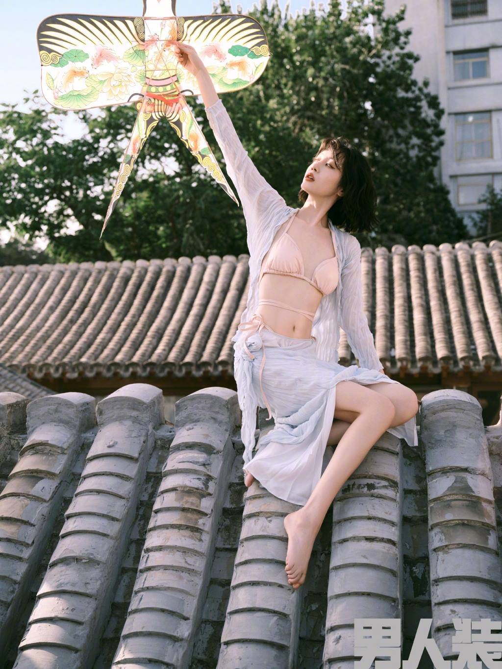李溪芮《男人装》封面大秀长腿！性感妖艳美得让人窒息-1