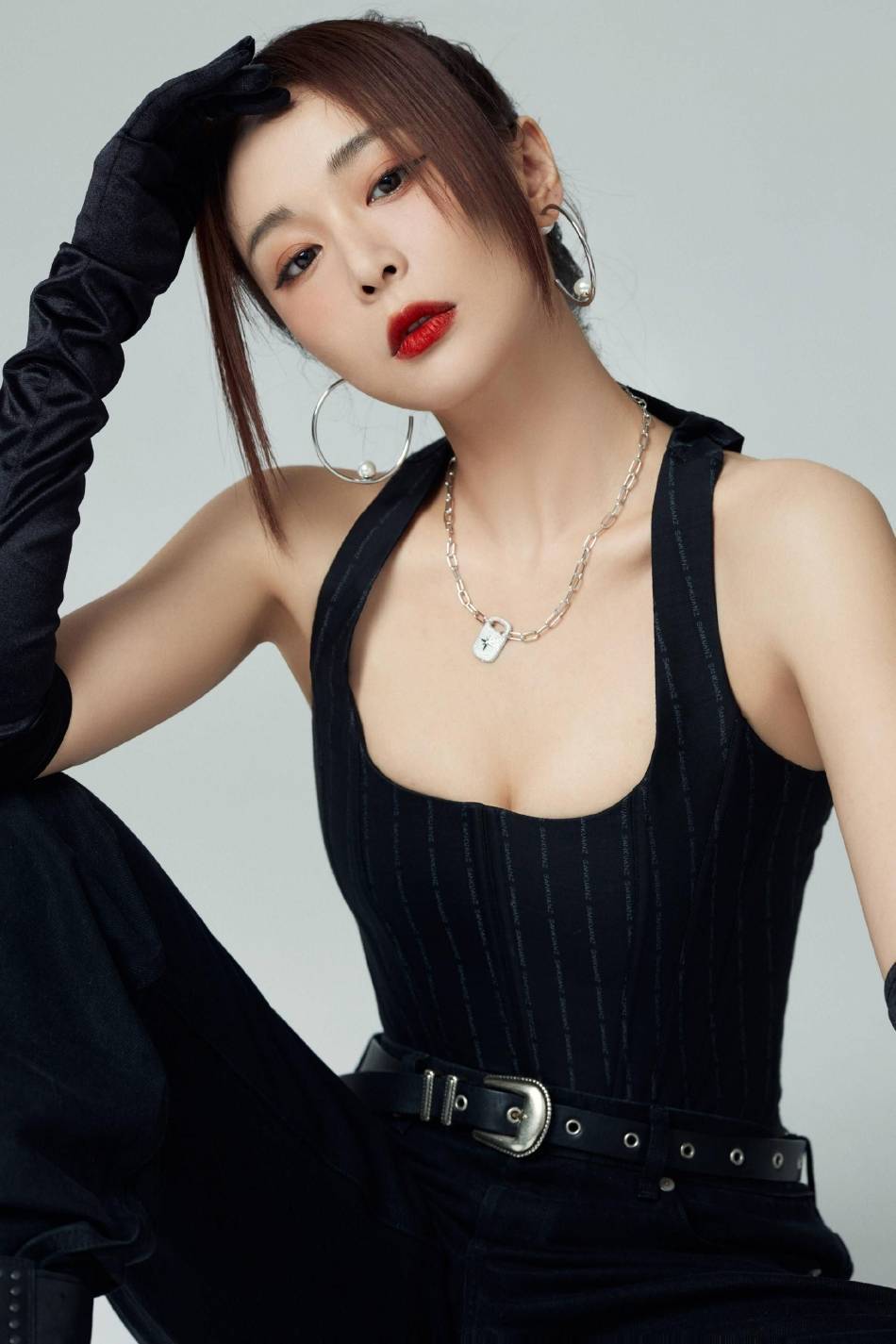 “大嫂”高叶代言写真露事业线！肤白貌美身材曼妙太性感