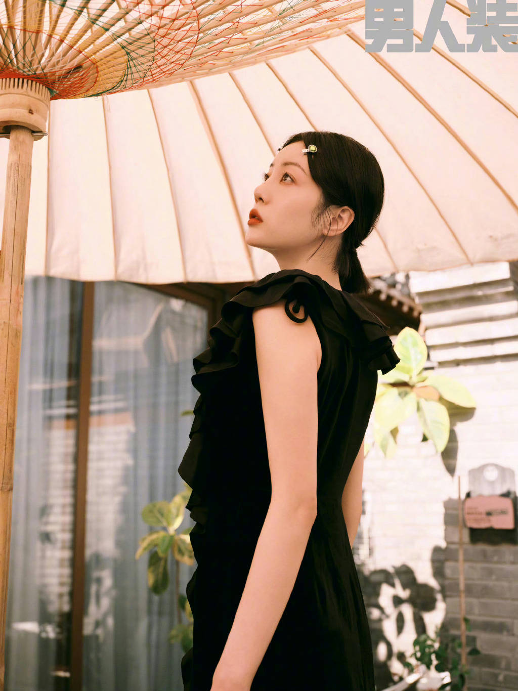 李溪芮《男人装》封面大秀长腿！性感妖艳美得让人窒息-6