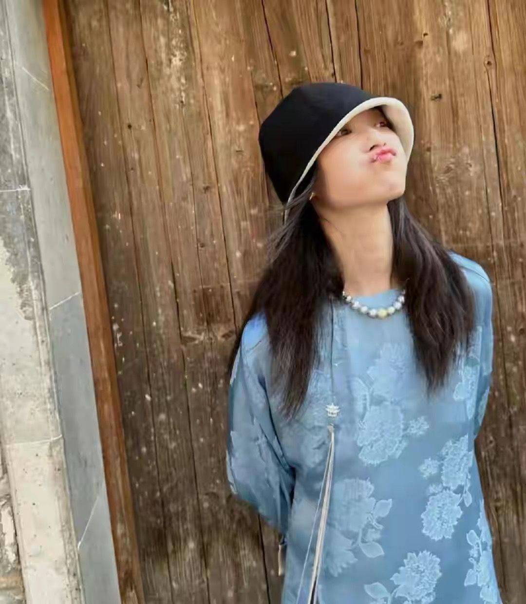 倪妮穿新中式上衣配“醋酸裙”,优雅迷人又贵气-6 倪妮穿新中式上衣配“醋酸裙”,优雅迷人又贵气