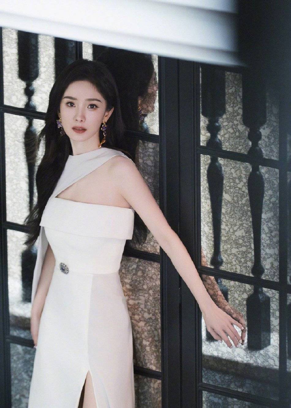杨幂穿白色长裙显静谧之美！精致面容身材性感迷人