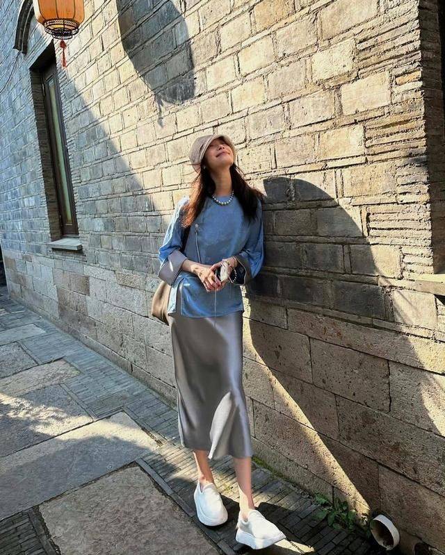 倪妮穿新中式上衣配“醋酸裙”,优雅迷人又贵气-2 倪妮穿新中式上衣配“醋酸裙”,优雅迷人又贵气