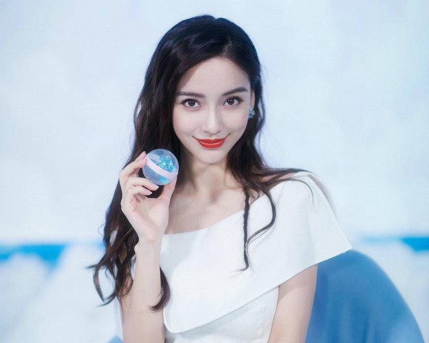 杨颖穿白衬衫裙大秀长腿！雪肤玉貌风情万种美得让人窒息-6