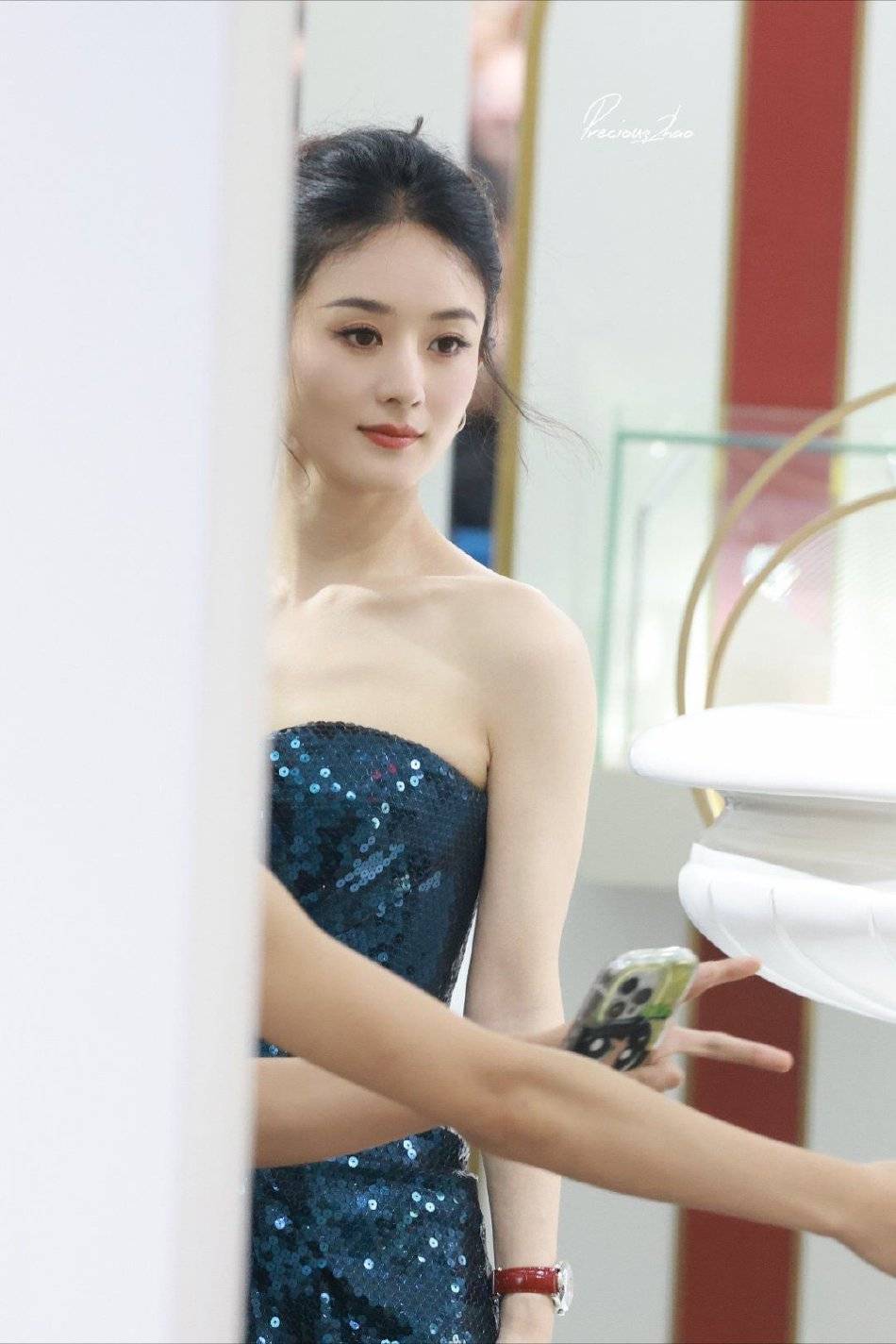 赵丽颖穿蓝色星钻人鱼裙!肤白貌美身材曼妙性感撩人-6 赵丽颖穿蓝色星钻人鱼裙!肤白貌美身材曼妙性感撩人