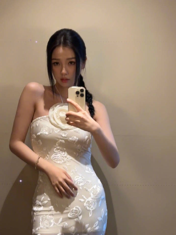 冯小刚狂赞虞书欣演技台词好!她肤白貌美大长腿性感-7 冯小刚狂赞虞书欣演技台词好!她肤白貌美大长腿性感