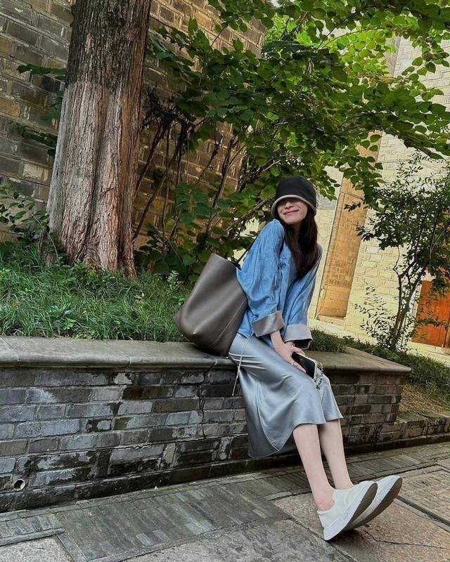 倪妮穿新中式上衣配“醋酸裙”,优雅迷人又贵气-5 倪妮穿新中式上衣配“醋酸裙”,优雅迷人又贵气