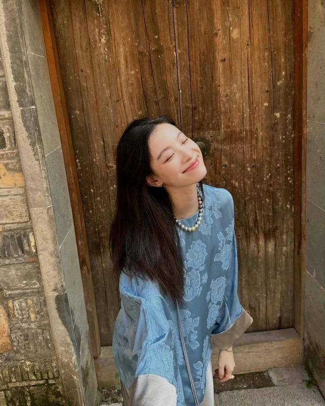 倪妮穿新中式上衣配“醋酸裙”,优雅迷人又贵气-1 倪妮穿新中式上衣配“醋酸裙”,优雅迷人又贵气