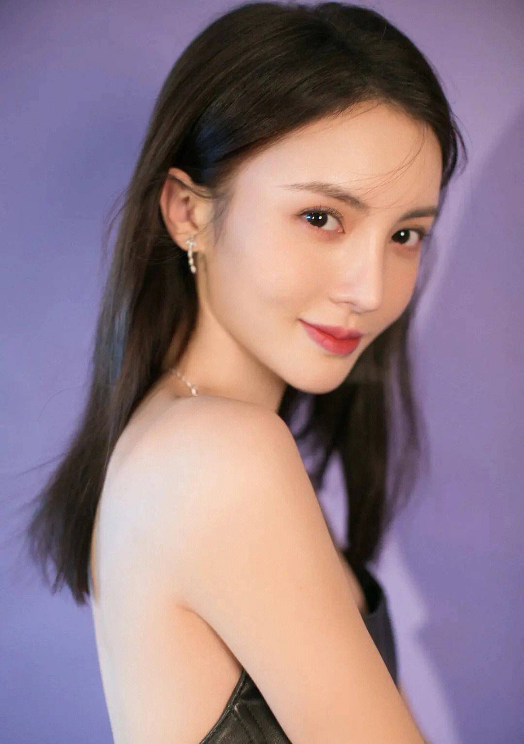 《孤注一掷》金晨发红衣写真！大长腿性感迷人-7