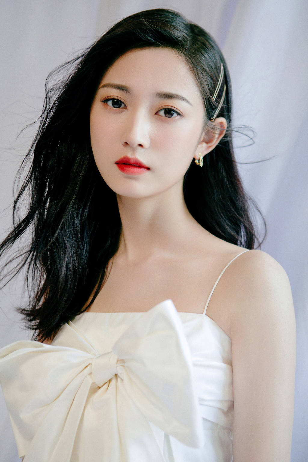 陈钰琪最新写真露出事业线！浓妆艳抹大美腿性感撩人-2