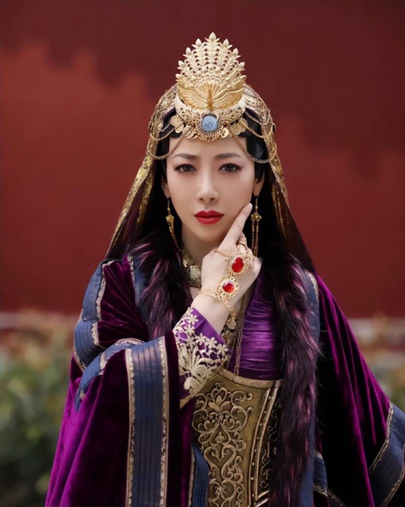 陈紫函穿紫色抹胸长裙露出事业线！魔鬼身材太性感火辣-6