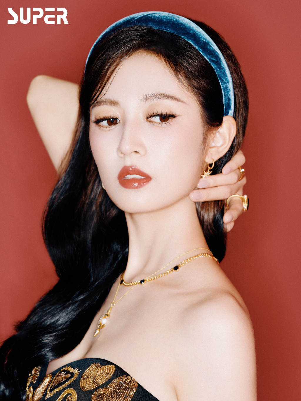 陈钰琪最新写真露出事业线！浓妆艳抹大美腿性感撩人-1