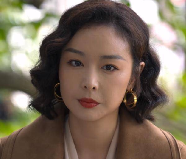 “大嫂”高叶代言写真露事业线！肤白貌美身材曼妙太性感