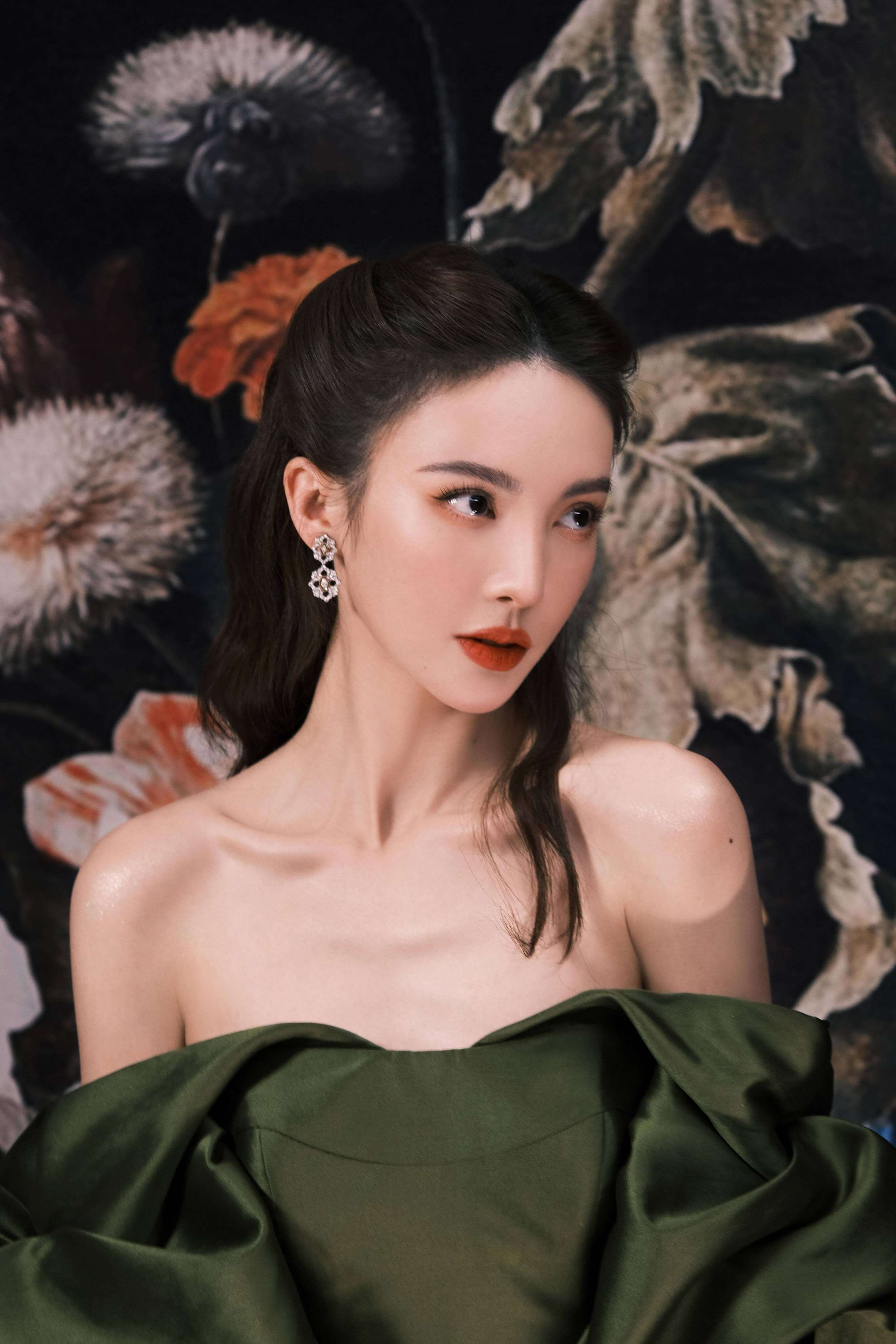 《孤注一掷》金晨发红衣写真！大长腿性感迷人-6